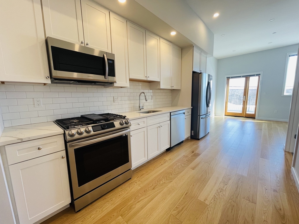 385 Pleasant St, Watertown, Massachusetts, 2 Bedrooms Bedrooms, 4 Rooms Rooms,1.5 BathroomsBathrooms,Residential Lease,For Rent,Pleasant St,73395466