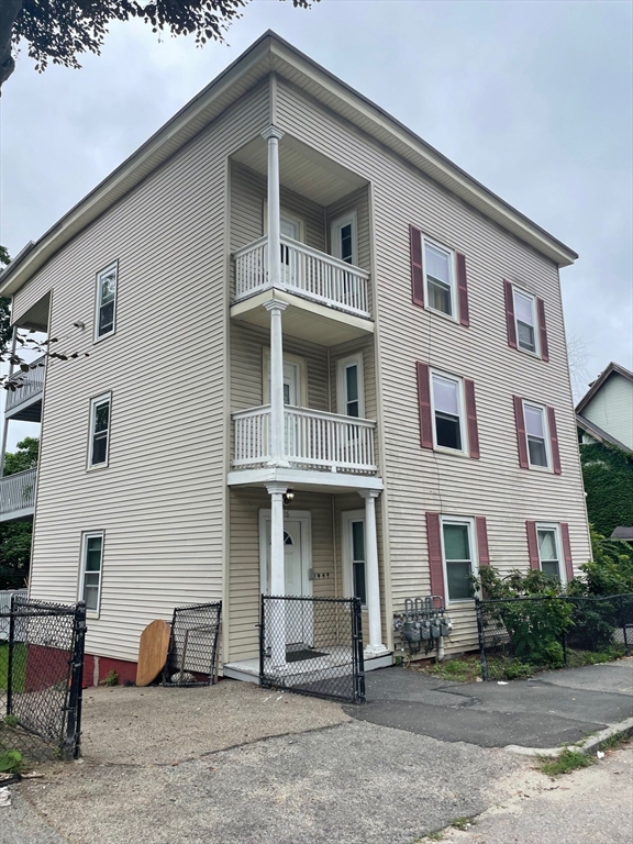 16 Gates St, Worcester, Massachusetts, 11 Bedrooms Bedrooms, 20 Rooms Rooms,4 BathroomsBathrooms,Residential Income,For Sale,Gates St,73404412