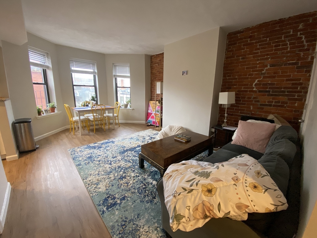 54 Gainsborough Street, Boston, Massachusetts, 2 Bedrooms Bedrooms, 4 Rooms Rooms,1 BathroomBathrooms,Residential Lease,For Rent,Gainsborough Street,73388433