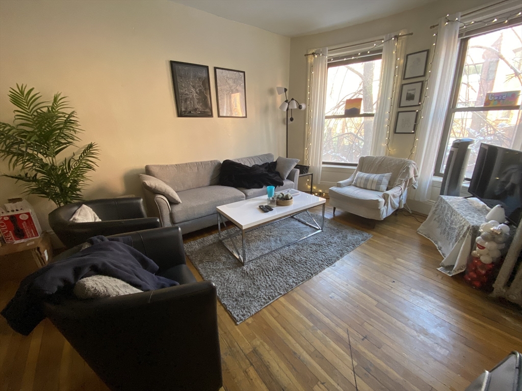 32 Symphony Rd, Boston, Massachusetts, 4 Bedrooms Bedrooms, 6 Rooms Rooms,1 BathroomBathrooms,Residential Lease,For Rent,Symphony Rd,73387984