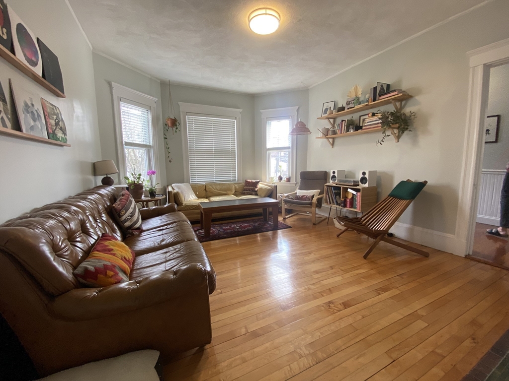 410 Medford St, Somerville, Massachusetts, 3 Bedrooms Bedrooms, 5 Rooms Rooms,1 BathroomBathrooms,Residential Lease,For Rent,Medford St,73385337