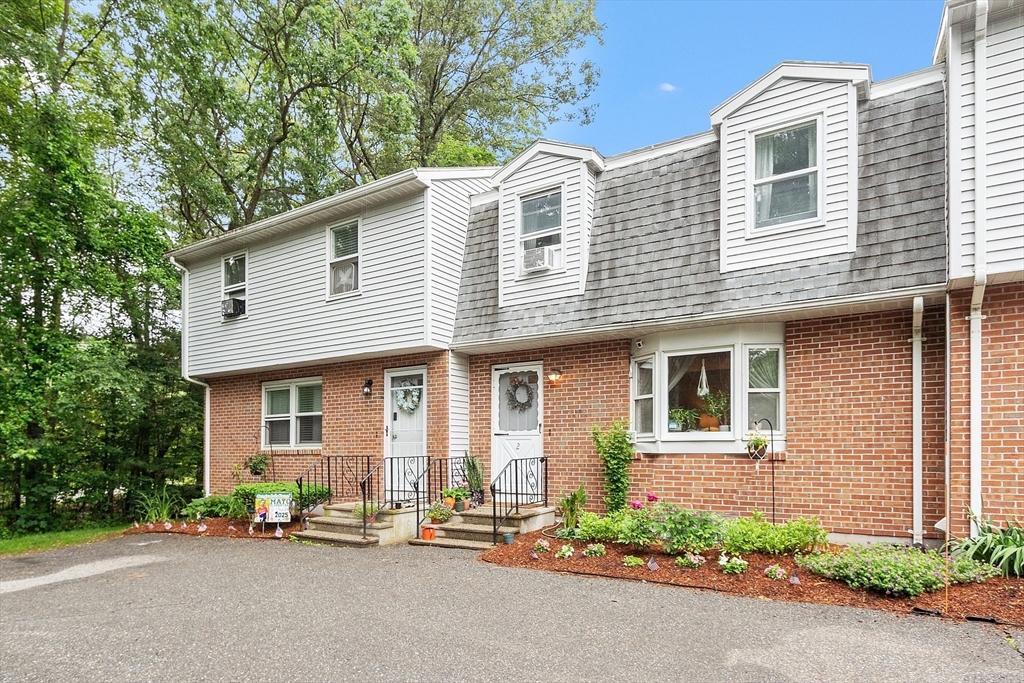 10 Nichols St, Holden, Massachusetts, 2 Bedrooms Bedrooms, 4 Rooms Rooms,1.5 BathroomsBathrooms,Residential,For Sale,Nichols St,73389119