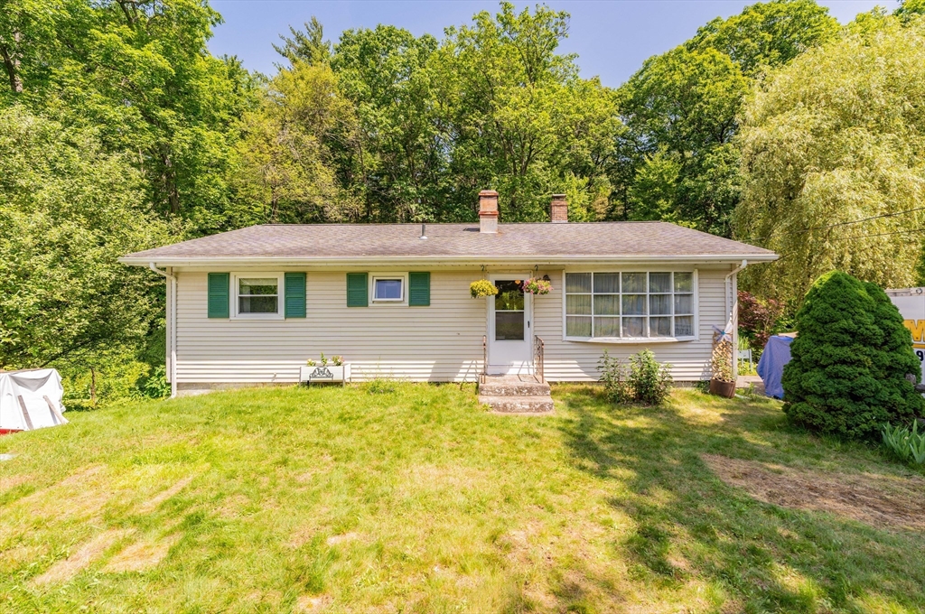 121 East Street, Southampton, Massachusetts, 3 Bedrooms Bedrooms, 6 Rooms Rooms,1 BathroomBathrooms,Residential,For Sale,East Street,73394652