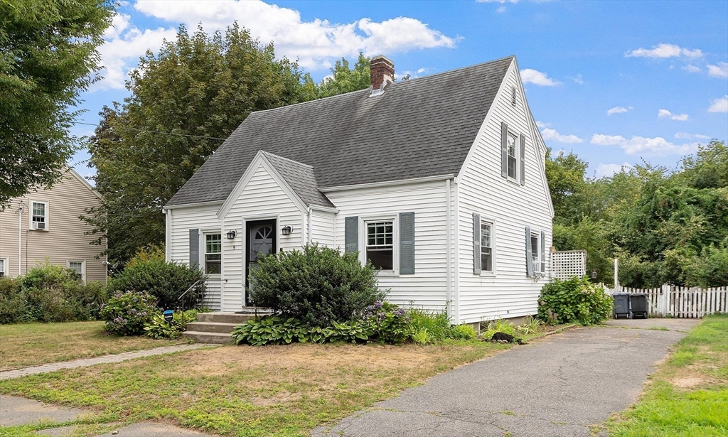 9 Pearl St Ext, Beverly, Massachusetts, 2 Bedrooms Bedrooms, 6 Rooms Rooms,1 BathroomBathrooms,Residential Lease,For Rent,Pearl St Ext,73420718