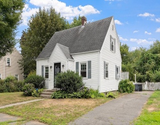 9 Pearl St Ext, Beverly, Massachusetts, 2 Bedrooms Bedrooms, 6 Rooms Rooms,1 BathroomBathrooms,Residential Lease,For Rent,Pearl St Ext,73420718