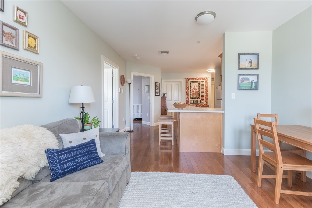 327 Centre Street, Boston, Massachusetts, 2 Bedrooms Bedrooms, 3 Rooms Rooms,1 BathroomBathrooms,Residential Lease,For Rent,Centre Street,73412400