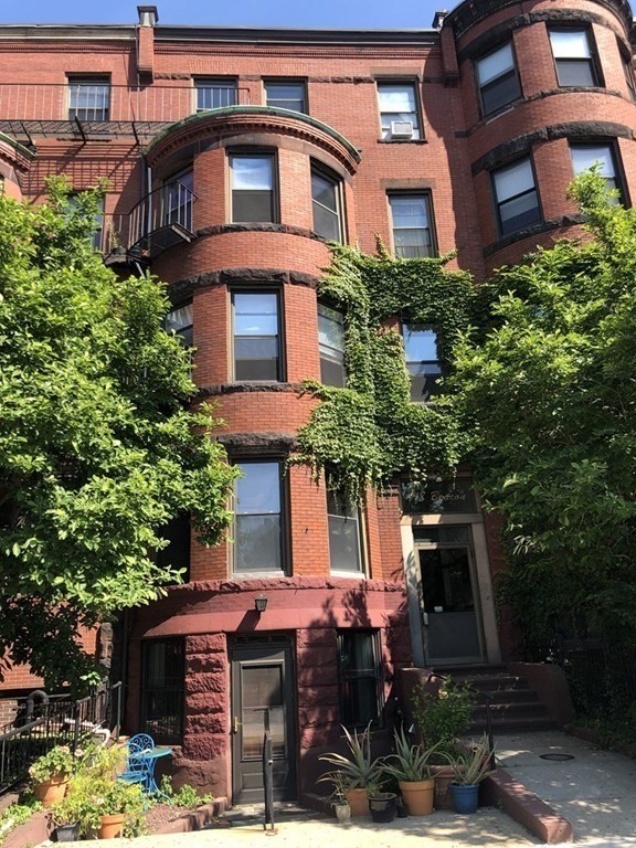 918 Beacon Street, Boston, Massachusetts, 2 Bedrooms Bedrooms, 4 Rooms Rooms,2 BathroomsBathrooms,Residential Lease,For Rent,Beacon Street,73394256