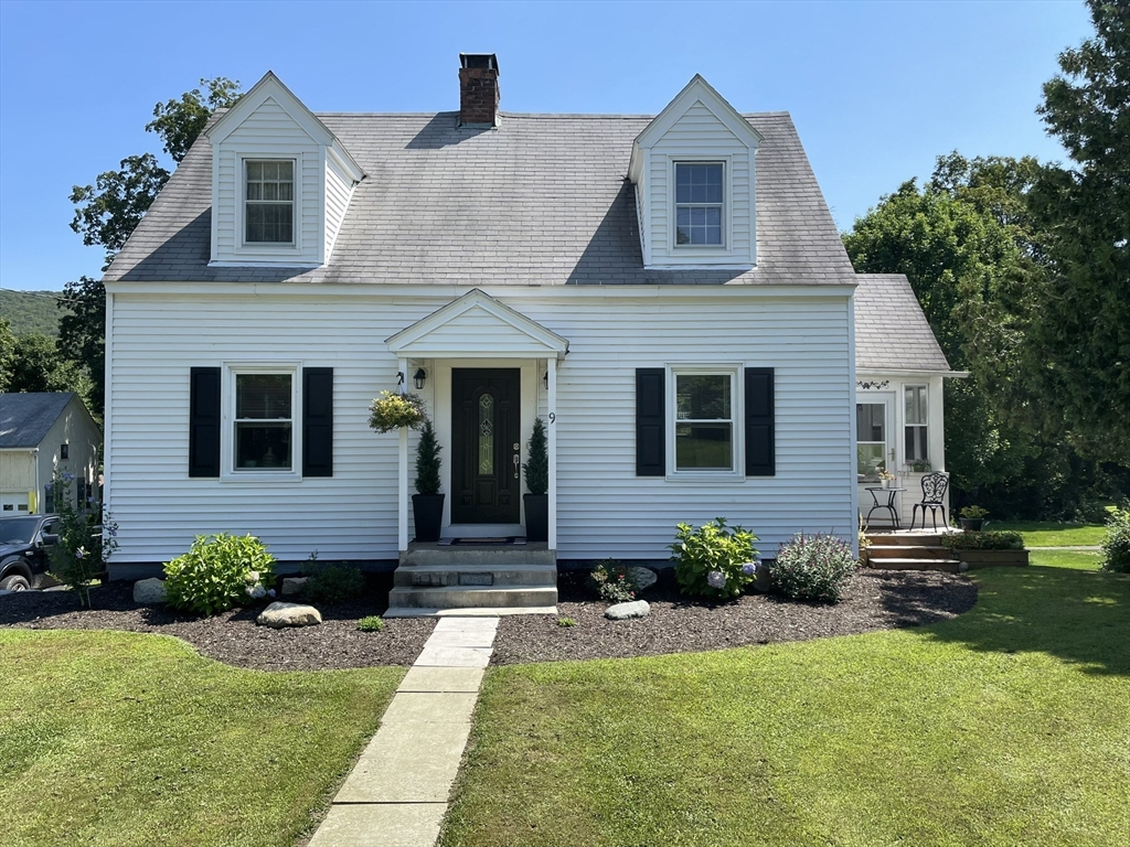 9 William St, Chester, Massachusetts, 3 Bedrooms Bedrooms, 6 Rooms Rooms,1 BathroomBathrooms,Residential,For Sale,William St,73412793