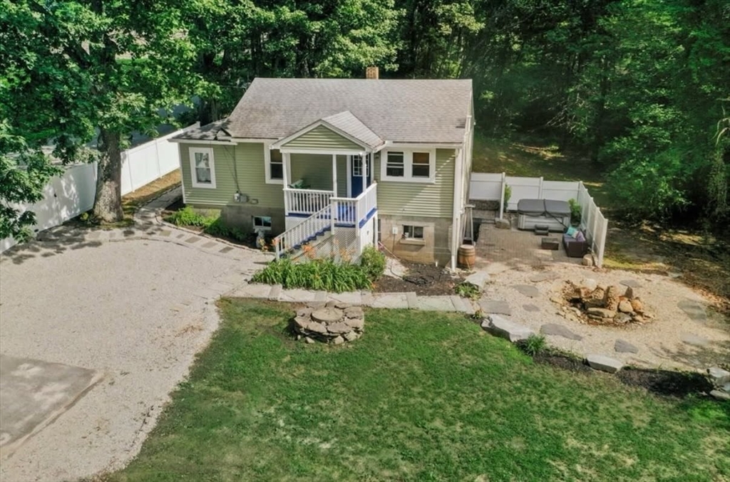 35 Old Oxford Rd, Charlton, Massachusetts, 2 Bedrooms Bedrooms, 4 Rooms Rooms,1 BathroomBathrooms,Residential,For Sale,Old Oxford Rd,73406643