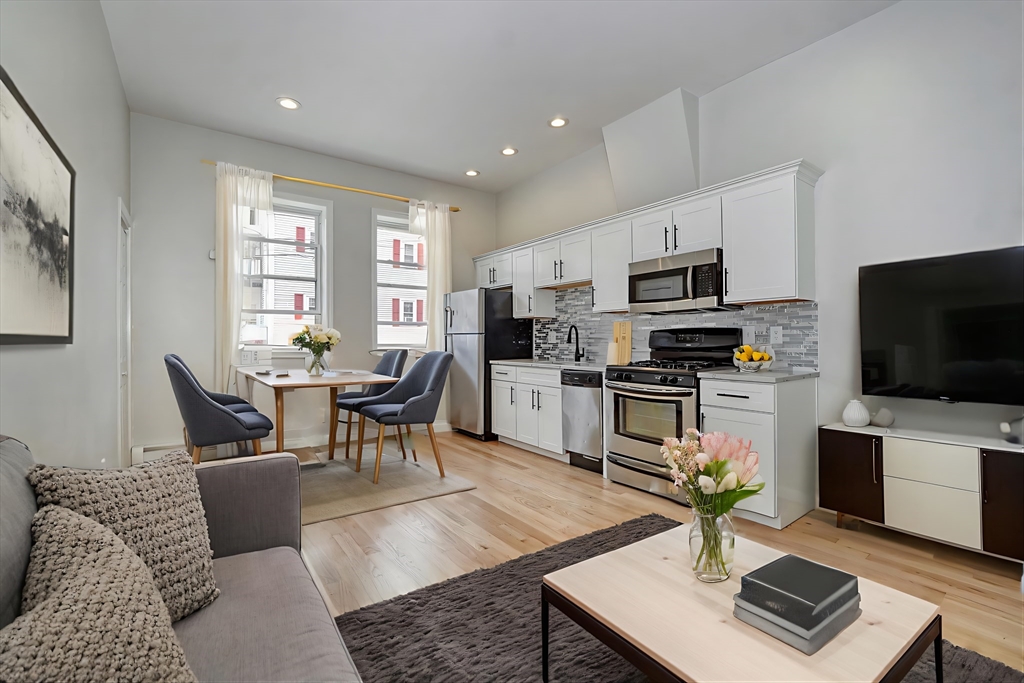 136 W 6th Street, Boston, Massachusetts, 1 Bedroom Bedrooms, 3 Rooms Rooms,1 BathroomBathrooms,Residential Lease,For Rent,W 6th Street,73421543
