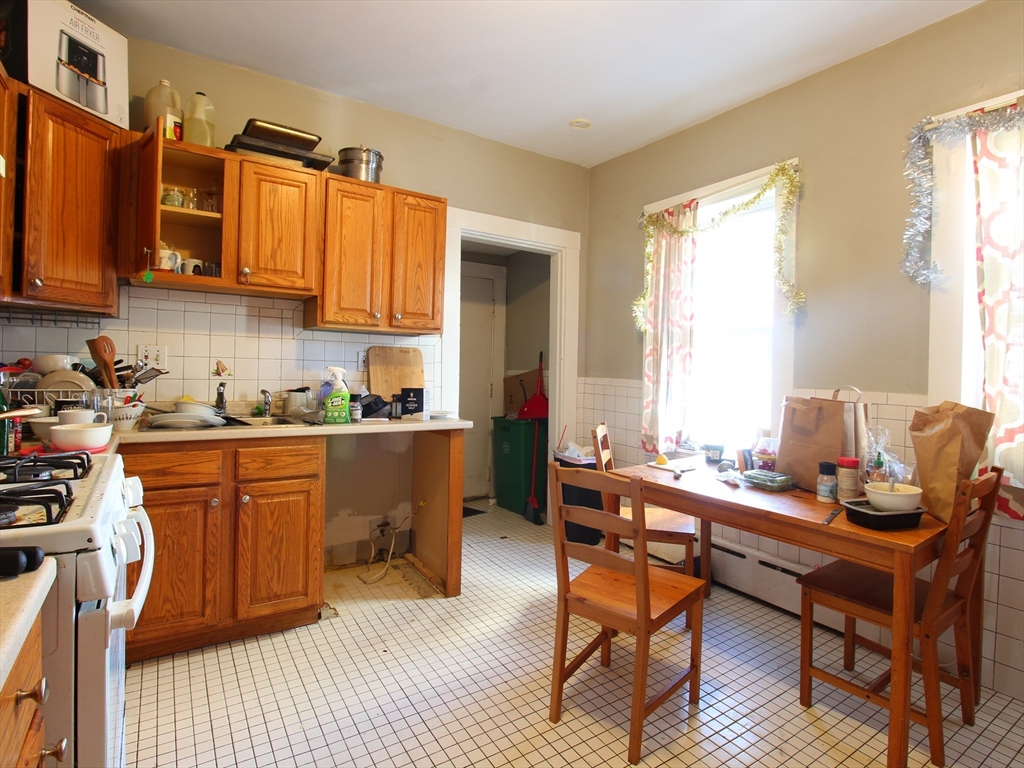 91 Linden St, Boston, Massachusetts, 5 Bedrooms Bedrooms, 9 Rooms Rooms,2 BathroomsBathrooms,Residential Lease,For Rent,Linden St,73335175