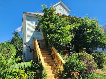 15 Davis St, Easthampton, Massachusetts, 4 Bedrooms Bedrooms, 11 Rooms Rooms,2 BathroomsBathrooms,Residential Income,For Sale,Davis St,73408892