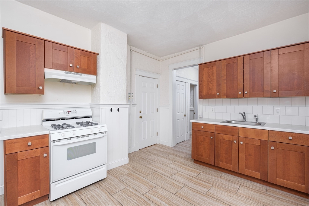 26 Pearl, Somerville, Massachusetts, 2 Bedrooms Bedrooms, 6 Rooms Rooms,1 BathroomBathrooms,Residential Lease,For Rent,Pearl,73387972