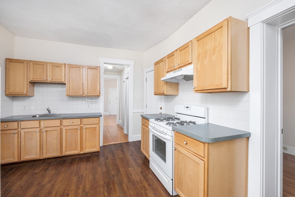 26 Pearl St, Somerville, Massachusetts, 2 Bedrooms Bedrooms, 6 Rooms Rooms,1 BathroomBathrooms,Residential Lease,For Rent,Pearl St,73387917