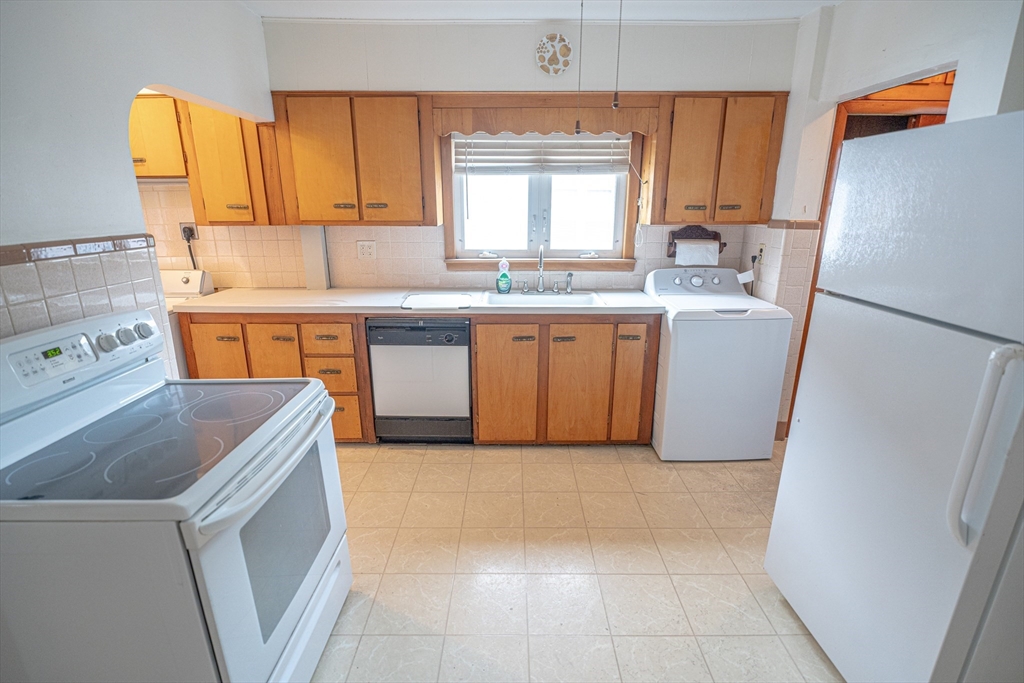 130 Francis St, Everett, Massachusetts, 4 Bedrooms Bedrooms, 6 Rooms Rooms,1 BathroomBathrooms,Residential Lease,For Rent,Francis St,73403399