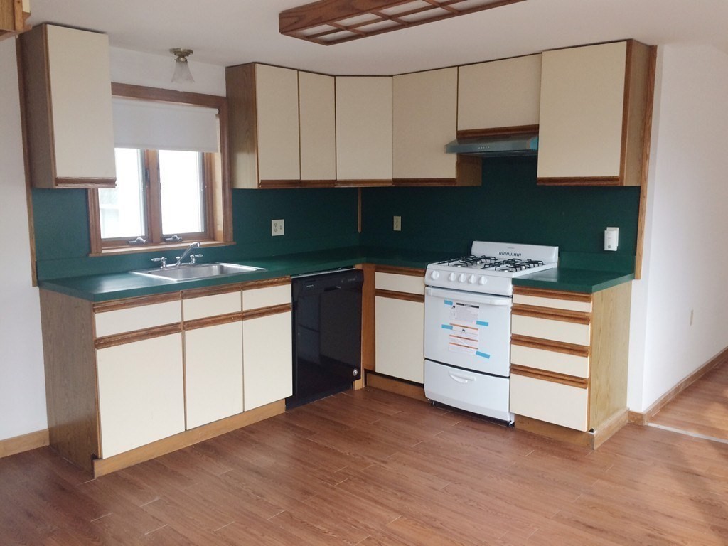 8 Florence Street, Somerville, Massachusetts, 2 Bedrooms Bedrooms, 6 Rooms Rooms,1 BathroomBathrooms,Residential Lease,For Rent,Florence Street,73394122