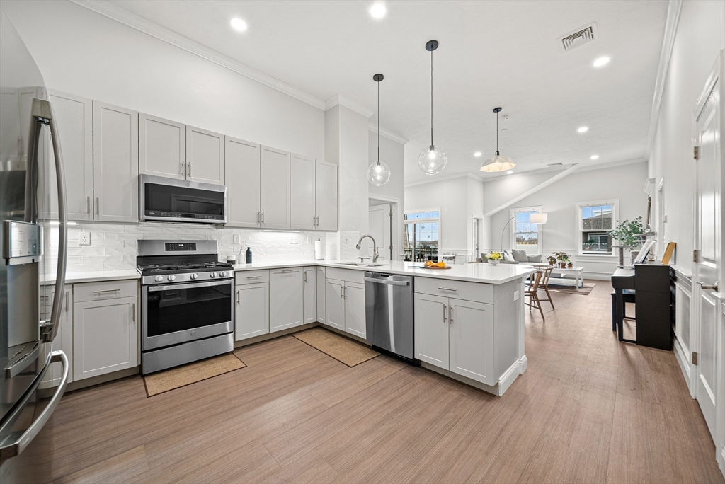 320 Middlesex Ave, Medford, Massachusetts, 2 Bedrooms Bedrooms, 5 Rooms Rooms,2 BathroomsBathrooms,Residential,For Sale,Middlesex Ave,73357696