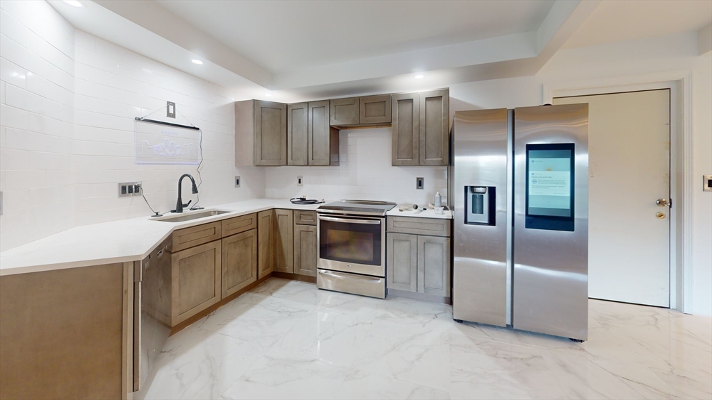 289 Elm St, Medford, Massachusetts, 2 Bedrooms Bedrooms, 5 Rooms Rooms,2 BathroomsBathrooms,Residential Lease,For Rent,Elm St,73420858