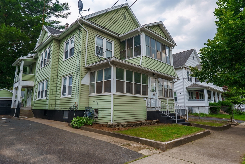 21-23 Howes St, Springfield, Massachusetts, 6 Bedrooms Bedrooms, 12 Rooms Rooms,2 BathroomsBathrooms,Residential Income,For Sale,Howes St,73390020