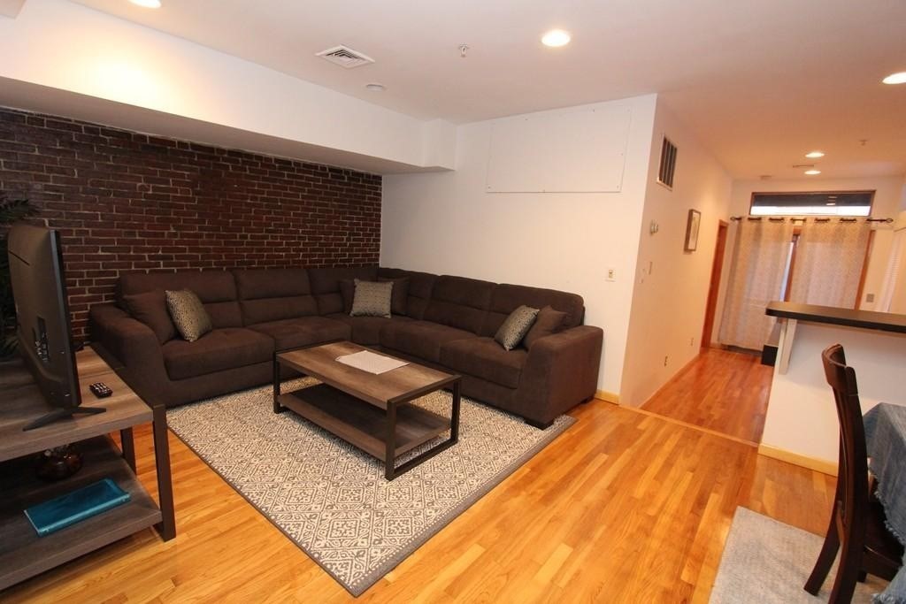 49-51 Temple, Boston, Massachusetts, 2 Bedrooms Bedrooms, 4 Rooms Rooms,1 BathroomBathrooms,Residential Lease,For Rent,Temple,73395362