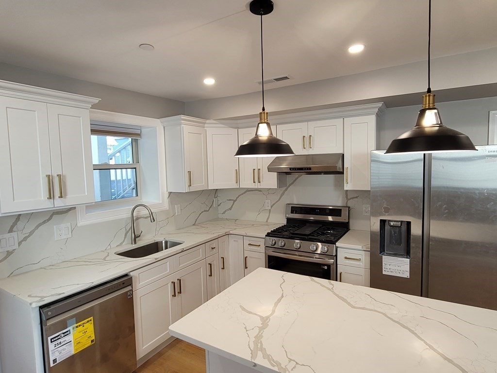 41 Moseley, Boston, Massachusetts, 2 Bedrooms Bedrooms, 4 Rooms Rooms,1 BathroomBathrooms,Residential Lease,For Rent,Moseley,73403320