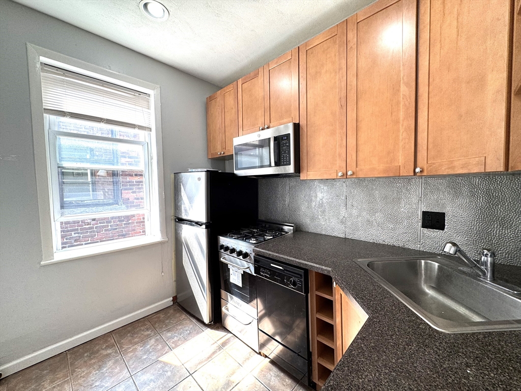 11 Irving Street, Boston, Massachusetts, 1 Bedroom Bedrooms, 3 Rooms Rooms,1 BathroomBathrooms,Residential Lease,For Rent,Irving Street,73391814
