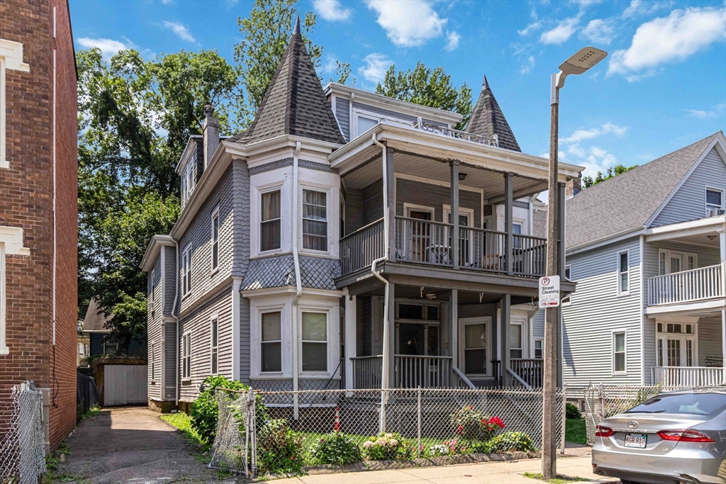 38 Waumbeck St, Boston, Massachusetts, 8 Bedrooms Bedrooms, 17 Rooms Rooms,3 BathroomsBathrooms,Residential Income,For Sale,Waumbeck St,73404914