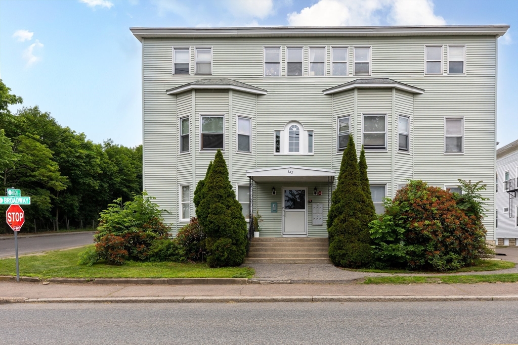 342 Broadway, North Attleboro, Massachusetts, 12 Bedrooms Bedrooms, 32 Rooms Rooms,9 BathroomsBathrooms,Residential Income,For Sale,Broadway,73391187