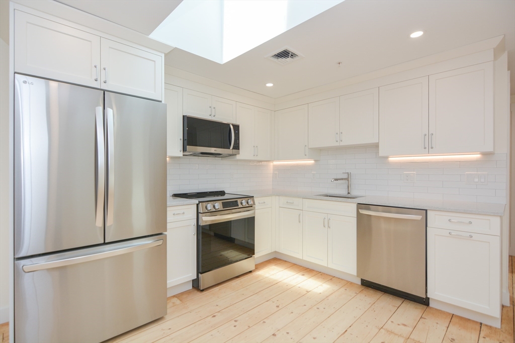 9 State St., Marblehead, Massachusetts, 2 Bedrooms Bedrooms, 5 Rooms Rooms,1 BathroomBathrooms,Residential Lease,For Rent,State St.,73400247