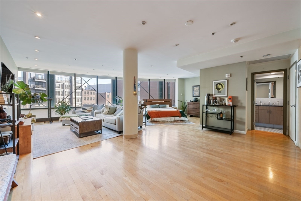 9 W Broadway, Boston, Massachusetts, 1 Bedroom Bedrooms, 1 Room Rooms,1 BathroomBathrooms,Residential,For Sale,W Broadway,73336078