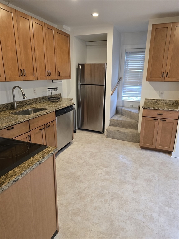 60 Summer St., Stoneham, Massachusetts, 2 Bedrooms Bedrooms, 5 Rooms Rooms,1 BathroomBathrooms,Residential Lease,For Rent,Summer St.,73423012