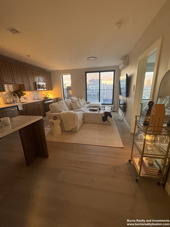 400 W Broadway, Boston, Massachusetts, 1 Bedroom Bedrooms, 3 Rooms Rooms,1 BathroomBathrooms,Residential Lease,For Rent,W Broadway,73400436