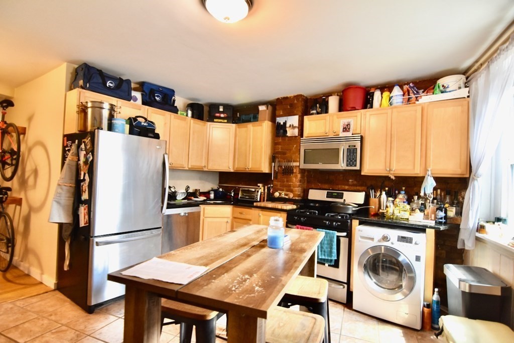 17 Savin Hill Ave, Boston, Massachusetts, 1 Bedroom Bedrooms, 4 Rooms Rooms,1 BathroomBathrooms,Residential Lease,For Rent,Savin Hill Ave,73416681