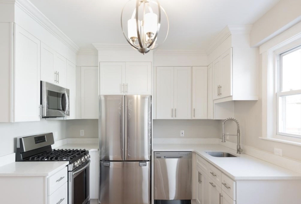 19 Avon Pl, Newton, Massachusetts, 3 Bedrooms Bedrooms, 6 Rooms Rooms,2 BathroomsBathrooms,Residential Lease,For Rent,Avon Pl,73374091