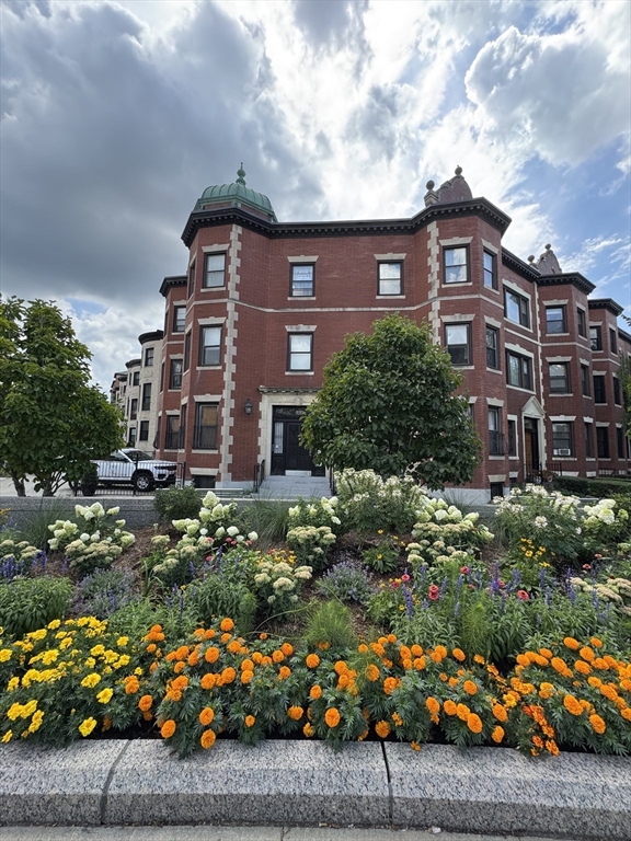 899 Beacon St, Boston, Massachusetts, 2 Bedrooms Bedrooms, 5 Rooms Rooms,1 BathroomBathrooms,Residential Lease,For Rent,Beacon St,73419402