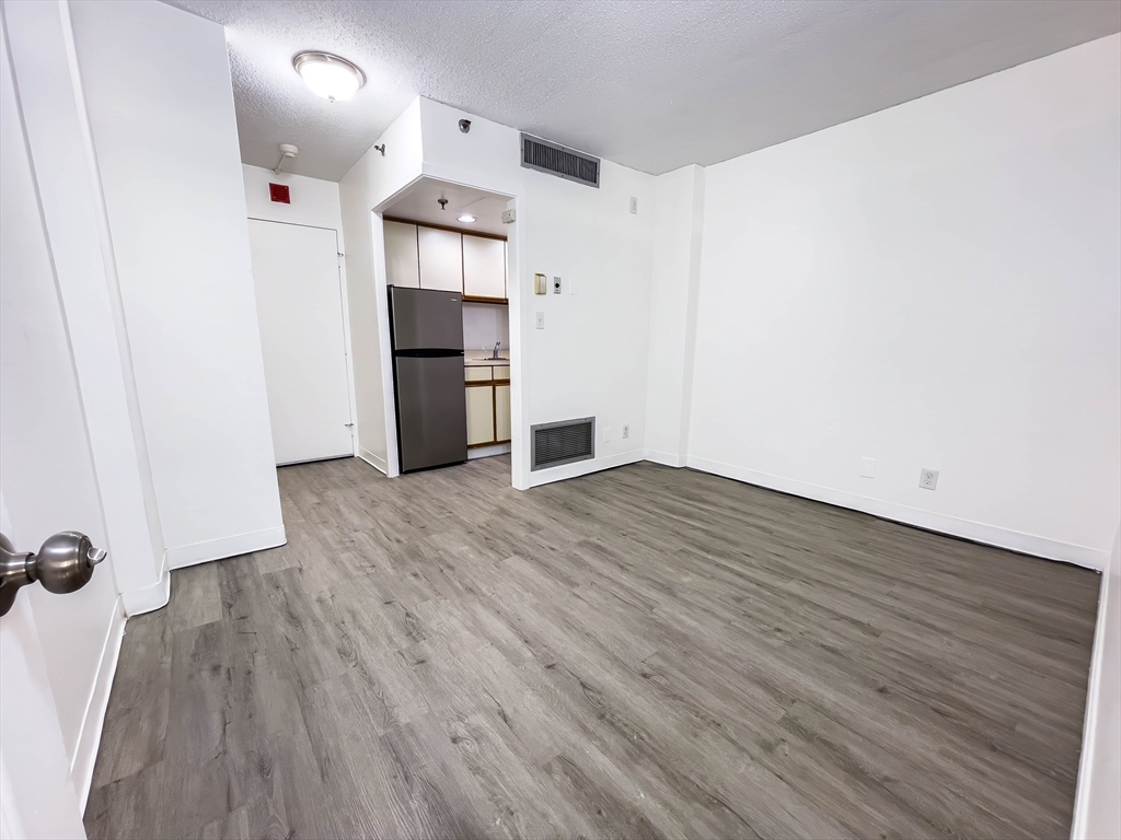 70 Southbridge St, Worcester, Massachusetts, 1 Bedroom Bedrooms, 2 Rooms Rooms,1 BathroomBathrooms,Residential,For Sale,Southbridge St,73411639