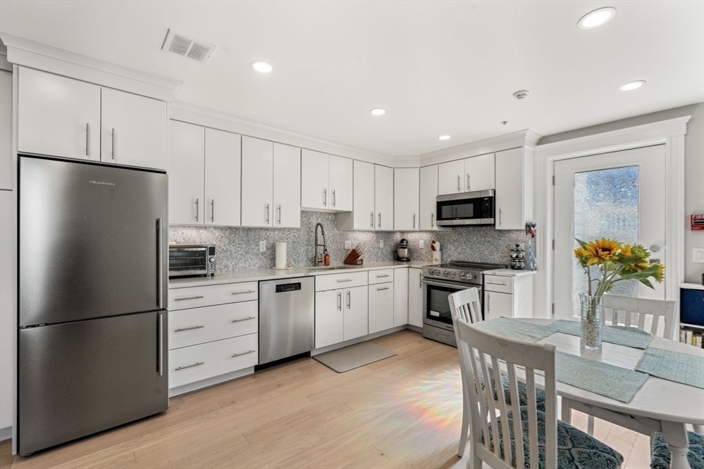 600 Shirley St, Winthrop, Massachusetts, 2 Bedrooms Bedrooms, 3 Rooms Rooms,2 BathroomsBathrooms,Residential,For Sale,Shirley St,73360937