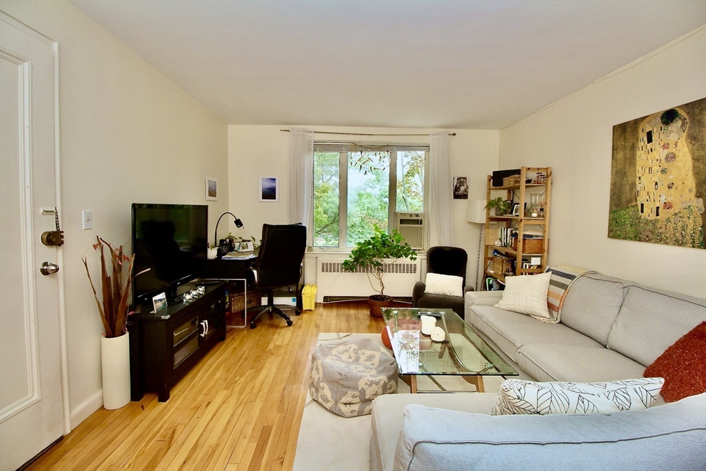 132 Beaconsfield, Brookline, Massachusetts, 2 Bedrooms Bedrooms, 4 Rooms Rooms,1 BathroomBathrooms,Residential Lease,For Rent,Beaconsfield,73397910