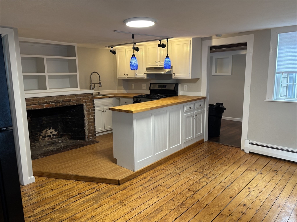 10 Palfrey Court, Salem, Massachusetts, 2 Bedrooms Bedrooms, 6 Rooms Rooms,1 BathroomBathrooms,Residential Lease,For Rent,Palfrey Court,73420433