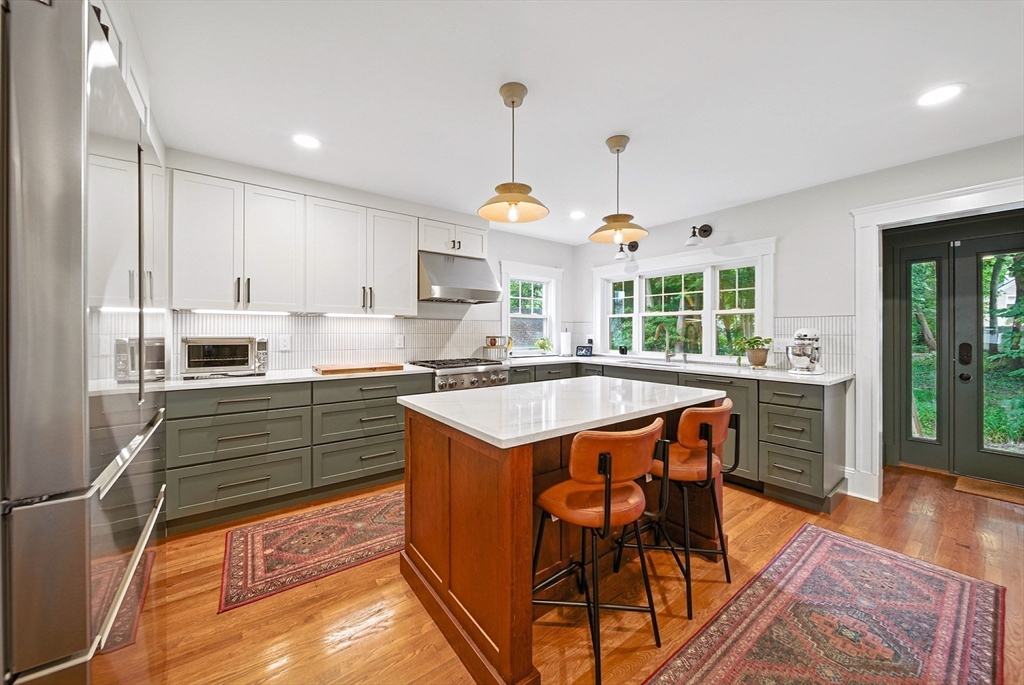 34 Lynde Avenue, Melrose, Massachusetts, 5 Bedrooms Bedrooms, 8 Rooms Rooms,2 BathroomsBathrooms,Residential Lease,For Rent,Lynde Avenue,73403702