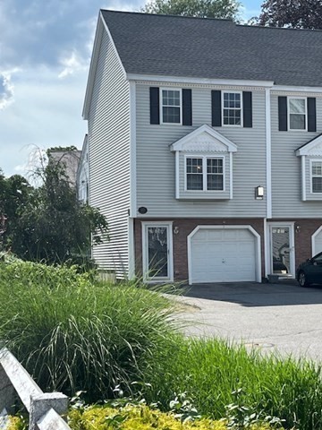 1021 Middlesex Street, Lowell, Massachusetts, 2 Bedrooms Bedrooms, 4 Rooms Rooms,1.5 BathroomsBathrooms,Residential Lease,For Rent,Middlesex Street,73395528