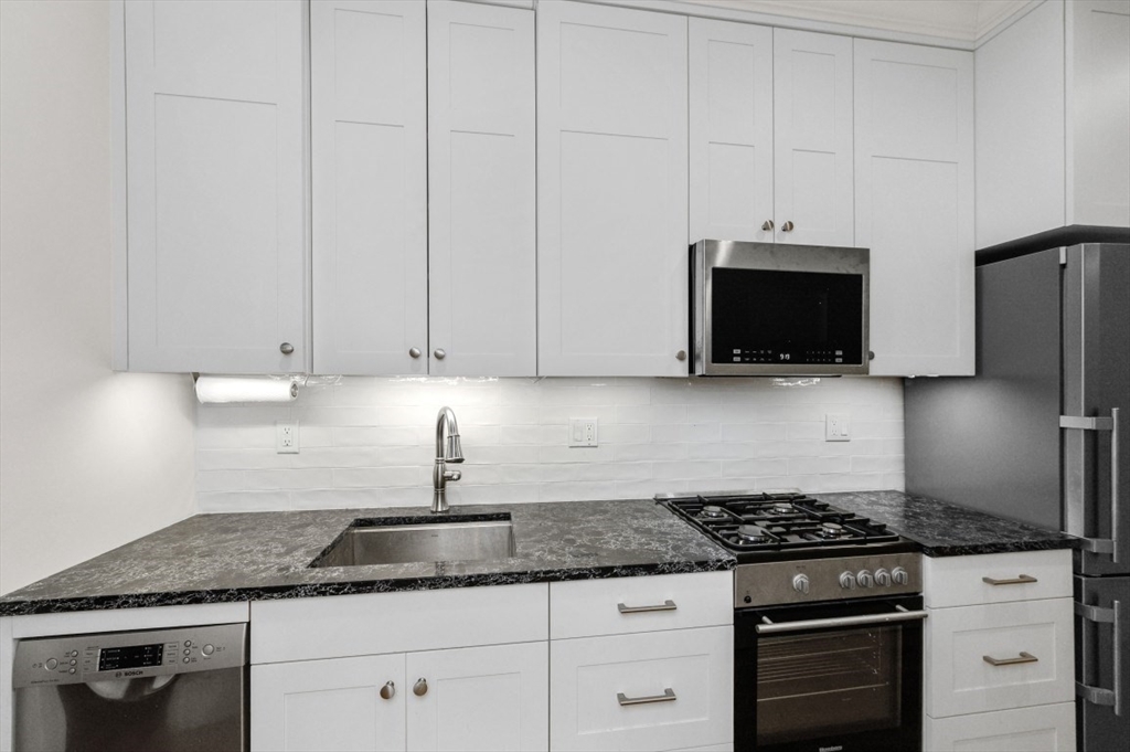 13 S Russell St, Boston, Massachusetts, 2 Bedrooms Bedrooms, 4 Rooms Rooms,1 BathroomBathrooms,Residential Lease,For Rent,S Russell St,73423484