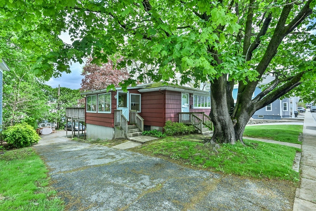 4 Elm St, Webster, Massachusetts, 3 Bedrooms Bedrooms, 5 Rooms Rooms,1 BathroomBathrooms,Residential,For Sale,Elm St,73373385