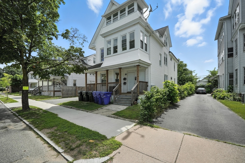 731-733 Carew St, Springfield, Massachusetts, 8 Bedrooms Bedrooms, 17 Rooms Rooms,3 BathroomsBathrooms,Residential Income,For Sale,Carew St,73407660