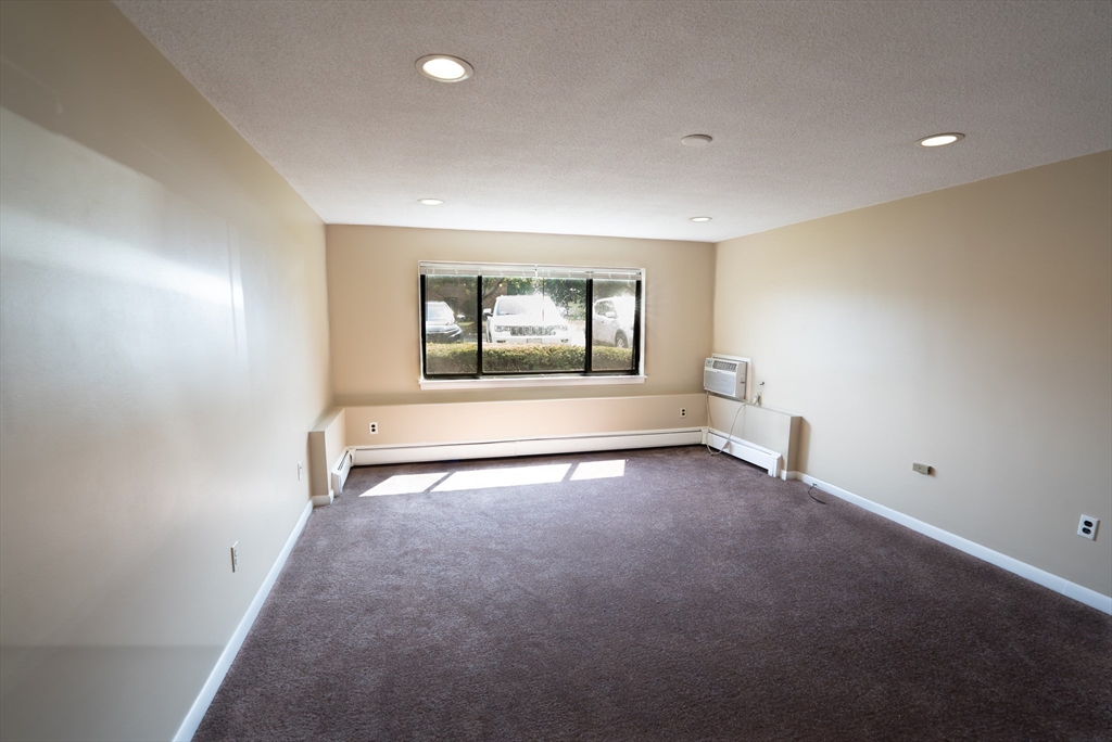 6 Hallmark Gardens, Burlington, Massachusetts, 1 Bedroom Bedrooms, 3 Rooms Rooms,1 BathroomBathrooms,Residential Lease,For Rent,Hallmark Gardens,73433450