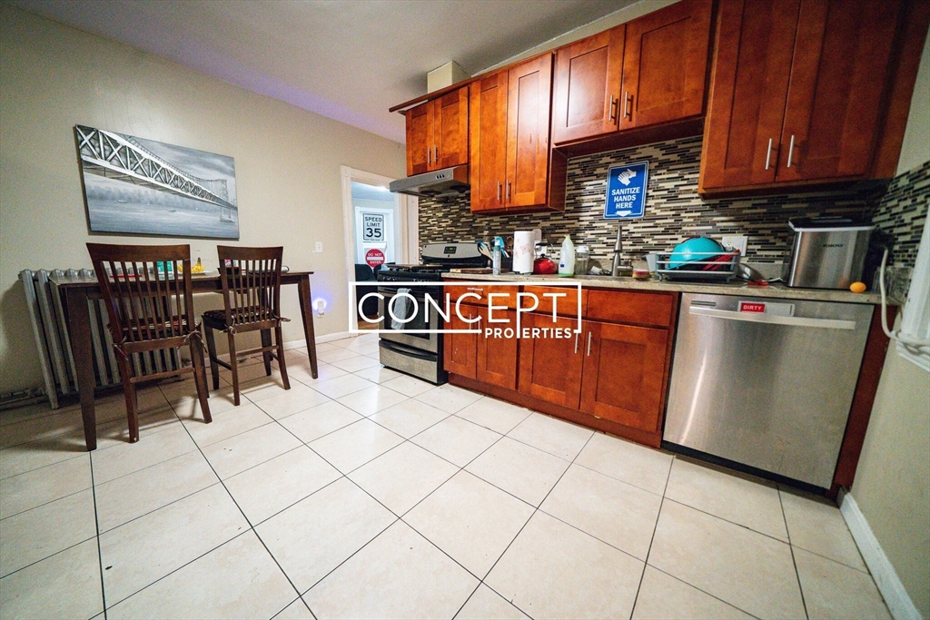 156 Calumet St, Boston, Massachusetts, 2 Bedrooms Bedrooms, 8 Rooms Rooms,Residential Lease,For Rent,Calumet St,73325883