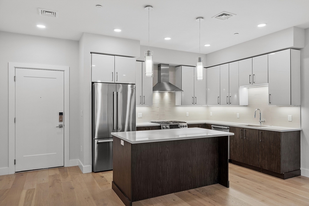 124 Highland Ave, Somerville, Massachusetts, 2 Bedrooms Bedrooms, 4 Rooms Rooms,2 BathroomsBathrooms,Residential,For Sale,Highland Ave,73393777