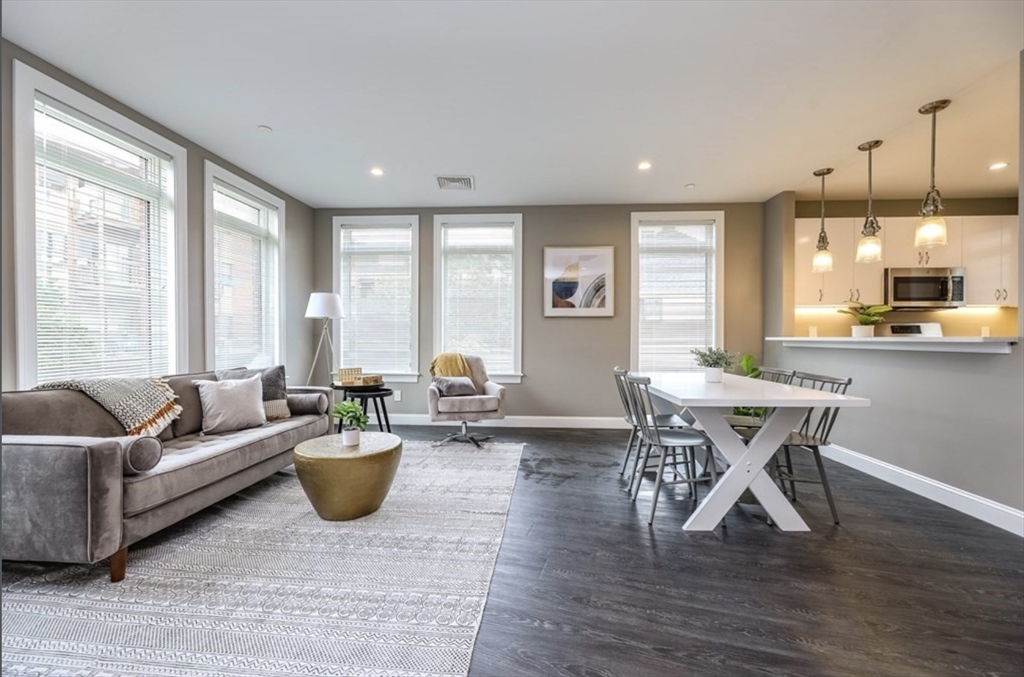 4945 Washington, Boston, Massachusetts, 2 Bedrooms Bedrooms, 6 Rooms Rooms,2 BathroomsBathrooms,Residential Lease,For Rent,Washington,73421209