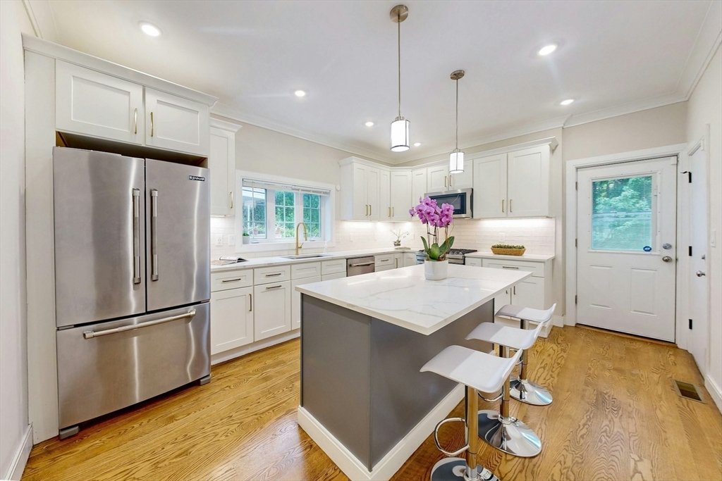 30 Pembroke St, Somerville, Massachusetts, 7 Bedrooms Bedrooms, 13 Rooms Rooms,4 BathroomsBathrooms,Residential Income,For Sale,Pembroke St,73381156