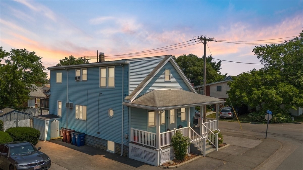 56 Oakwood Ave, Revere, Massachusetts, 4 Bedrooms Bedrooms, 9 Rooms Rooms,2 BathroomsBathrooms,Residential Income,For Sale,Oakwood Ave,73403796
